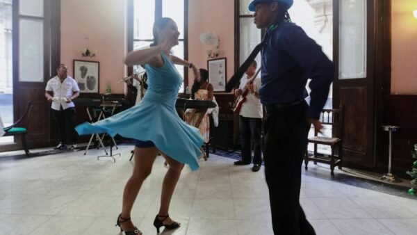 Lindy Hop for Beginners: The Ultimate Vintage Swing Dancing Guide