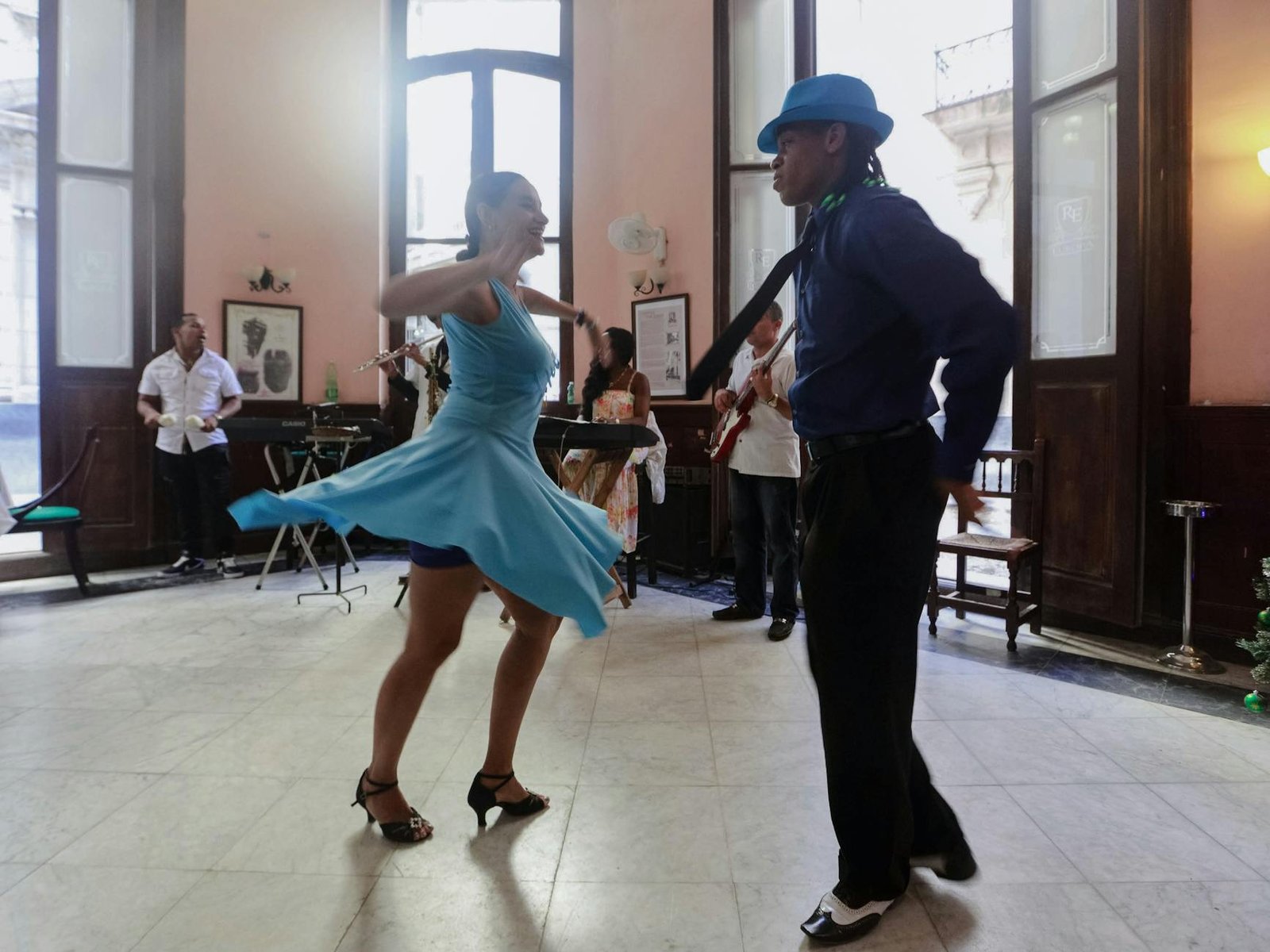 Swing Dance for Beginners: East Coast Swing vs Lindy Hop — Which Should You Learn First?