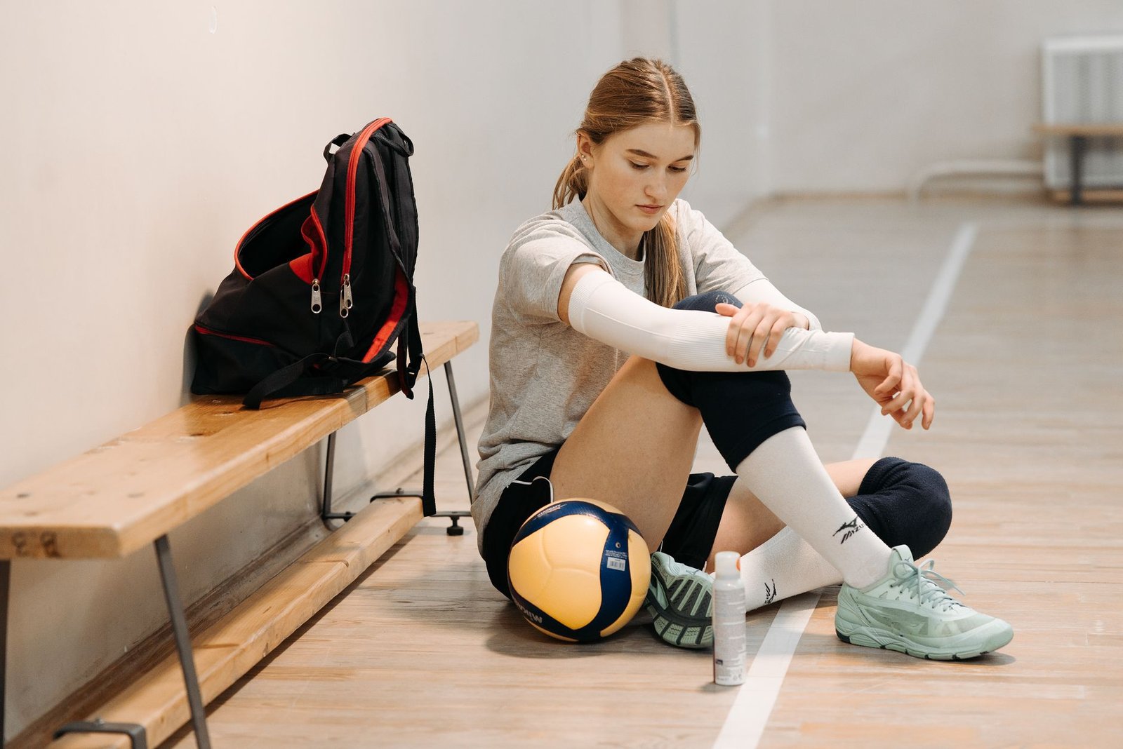 CEP Progressive compression sock dancer recovery performance