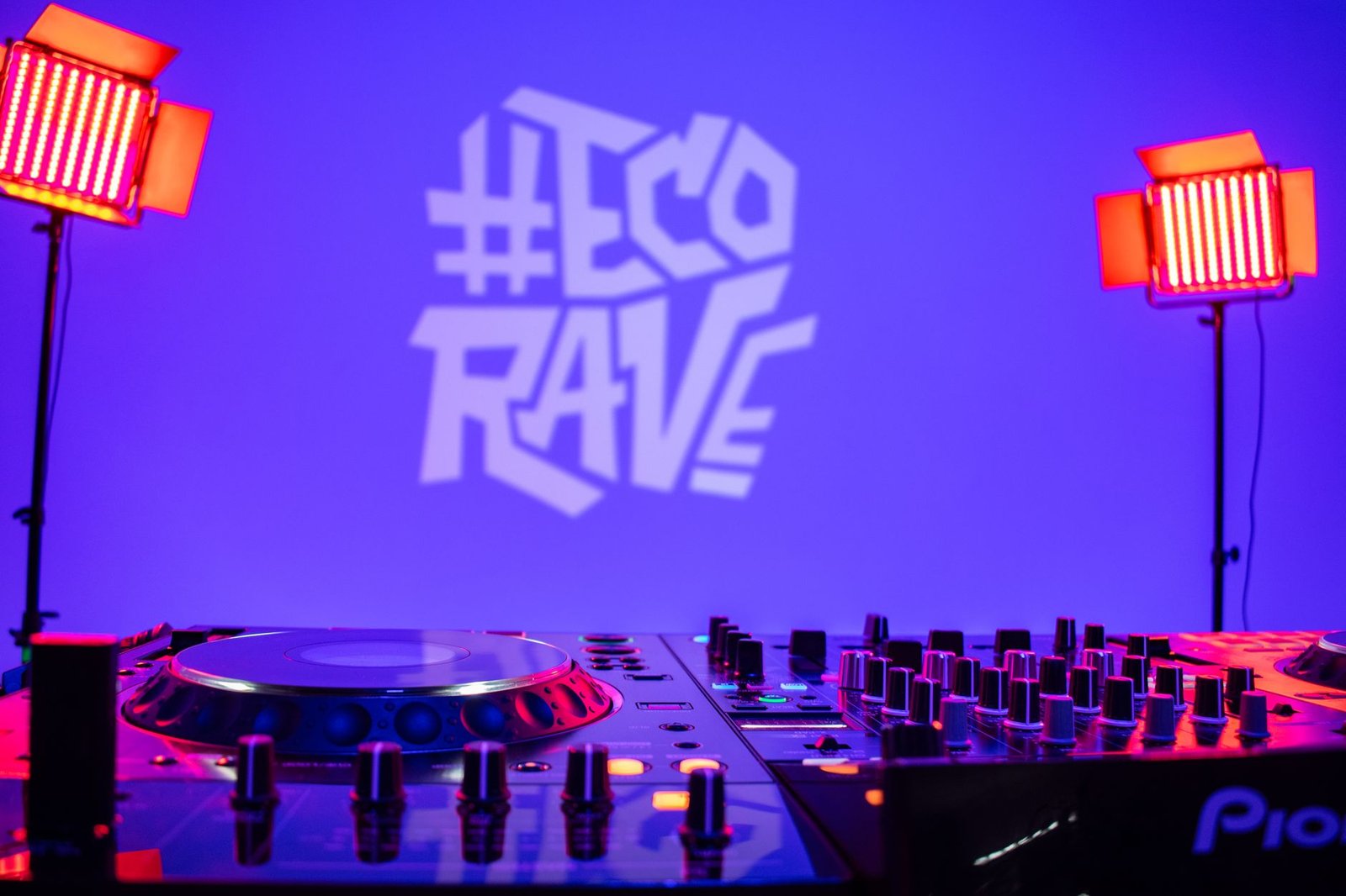 Rockville RGBW LED PAR light for dance studio stage
